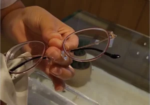 clean eye glasses